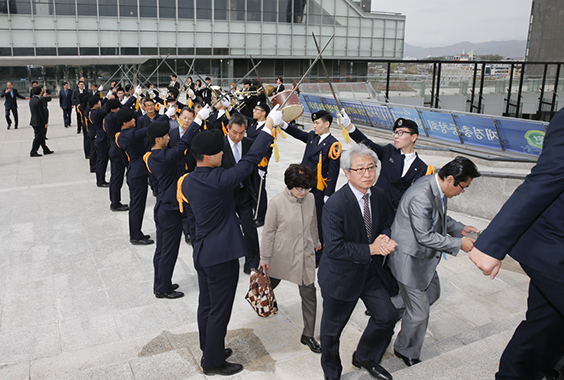 "후배님들의 꿈을 응원하러 왔습니다!" 